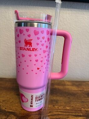 Stanley Pink Heart - 30oz Pattern Quench Tumbler with Handle